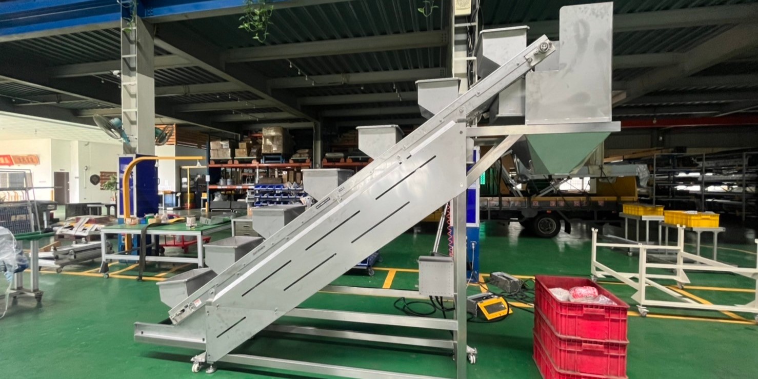 食品級料斗鍊條爬坡式輸送機輸送帶 | Inclined Conveyor with a Chain and Hopper System